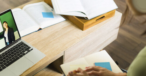 Clase virtual con computadora portátil