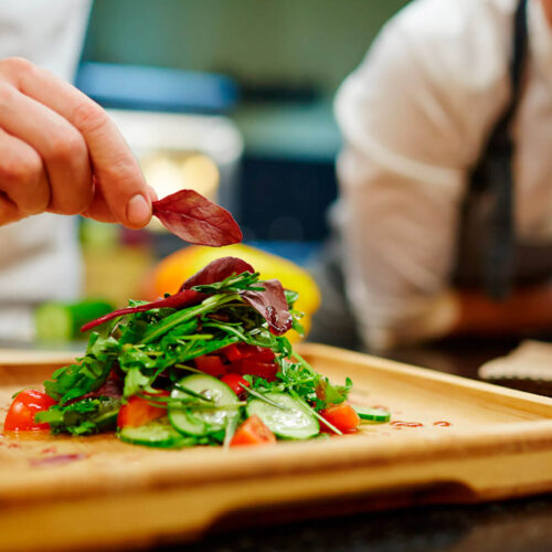 Preparación de ensalada en cocina