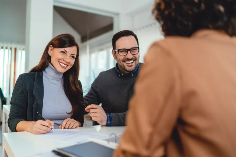 Reunión de negocios en oficina moderna.