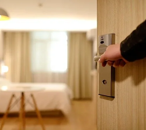 Puerta de habitación de hotel abierta