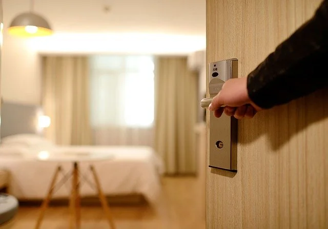 Puerta de habitación de hotel abierta