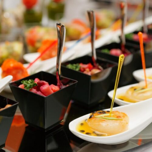 Variedad de aperitivos elegantes y coloridos