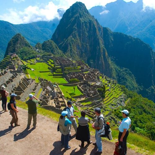 Turistas en Machu Picchu, paisaje impresionante.