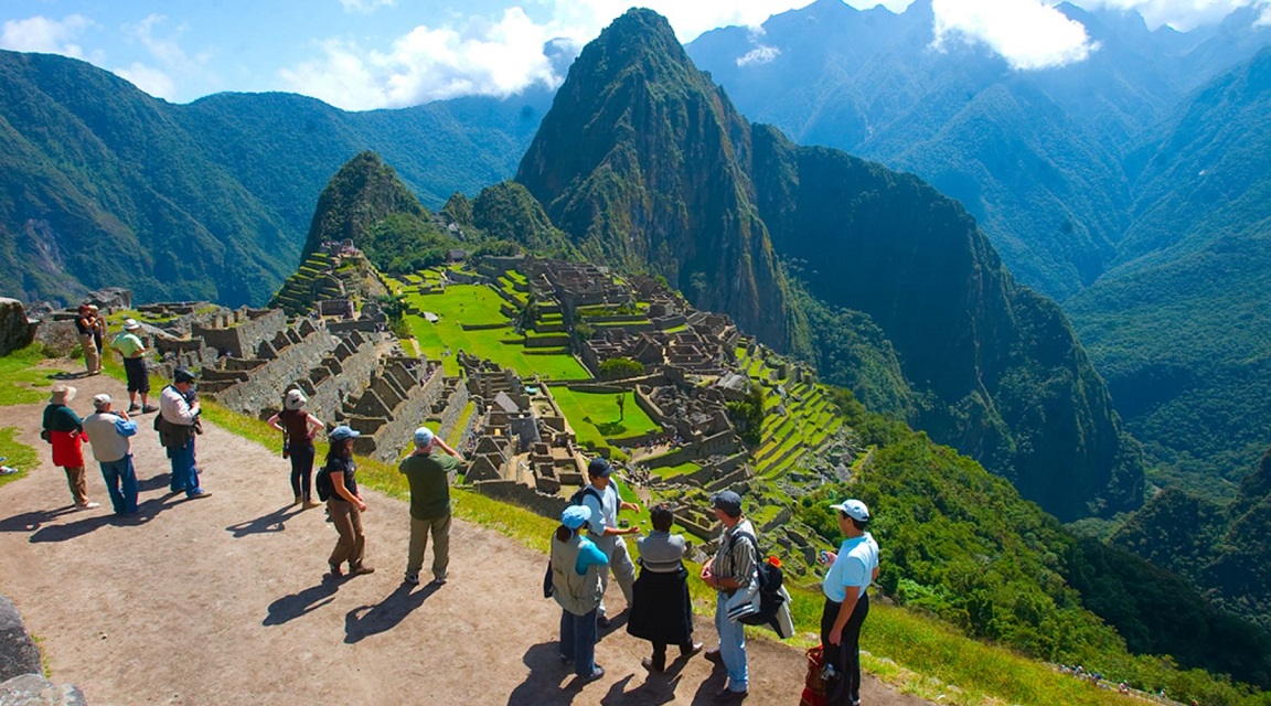 Turistas en Machu Picchu, paisaje impresionante.