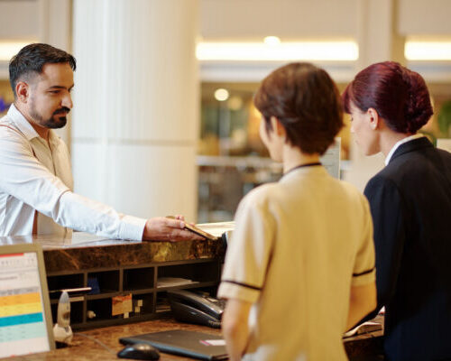 Cliente siendo atendido en recepción.