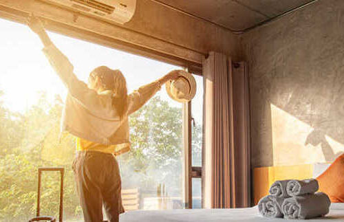 Mujer feliz en habitación luminosa