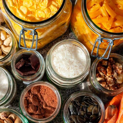 Alimentos variados en frascos de vidrio