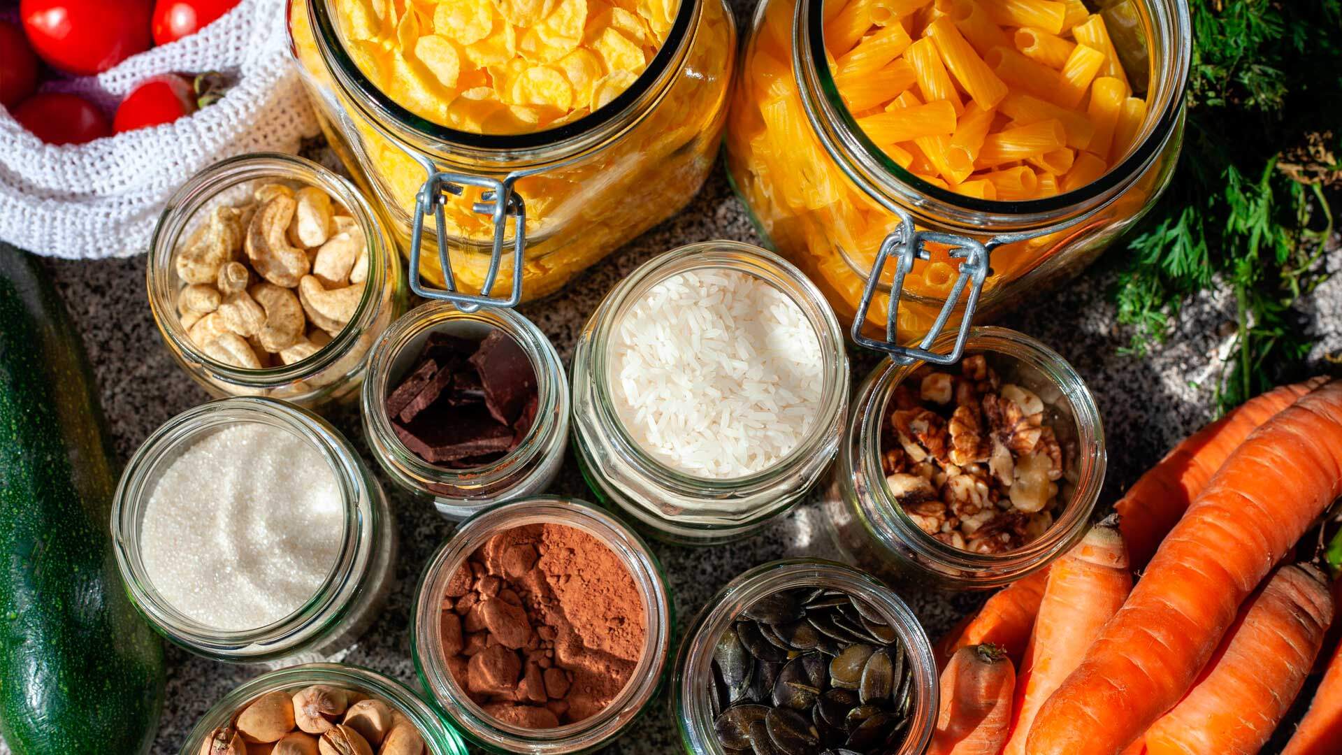 Alimentos variados en frascos de vidrio