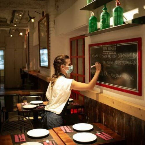 Mujer escribiendo en una pizarra.