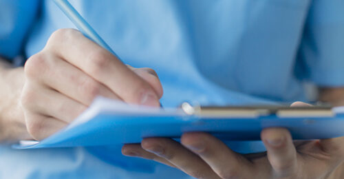 Persona escribiendo en un documento