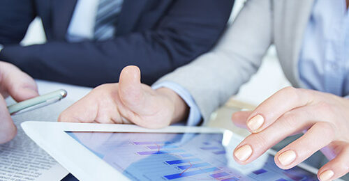 Personas trabajando con tablet y documentos