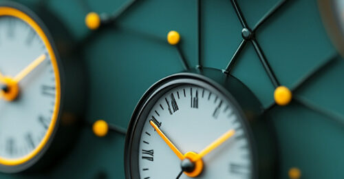 Varios relojes en una pared