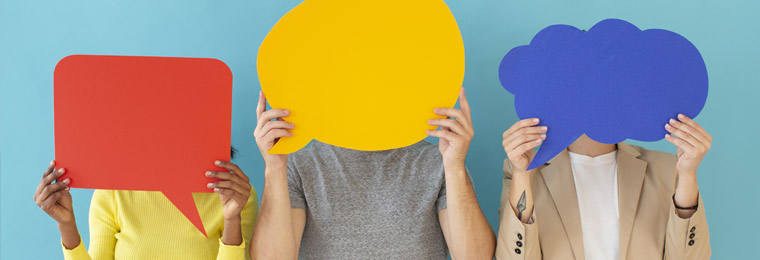 Personas sosteniendo carteles de diálogo