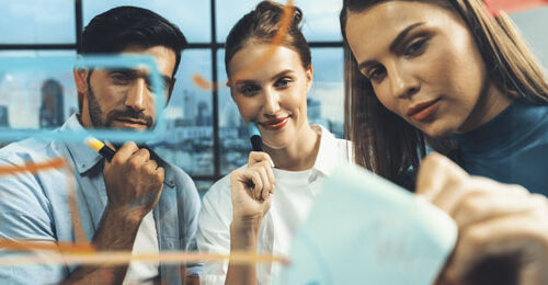 Grupo de personas en una reunión