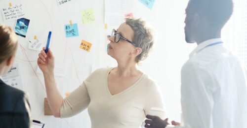 Reunión de trabajo con presentación visual