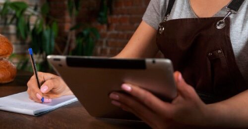 Persona trabajando en una panadería