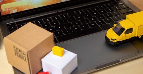 Modelo de camión sobre computadora portátil