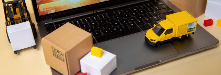 Modelo de camión sobre computadora portátil