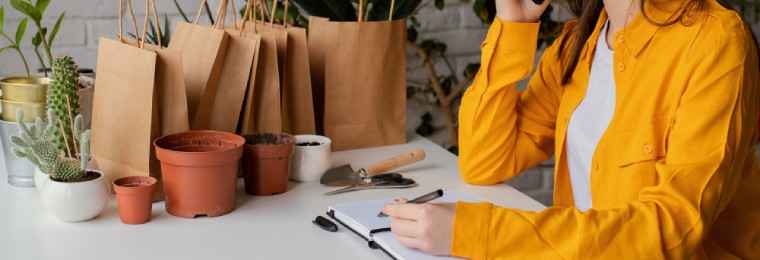 Mesa con plantas y materiales de jardinería
