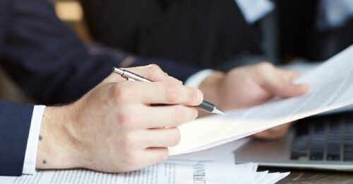 Hombre revisando documentos en oficina