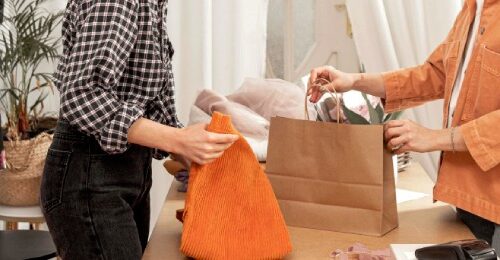Mujeres comprando ropa juntas