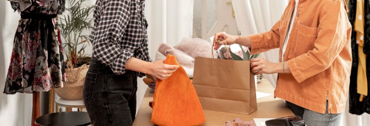 Mujeres comprando ropa juntas