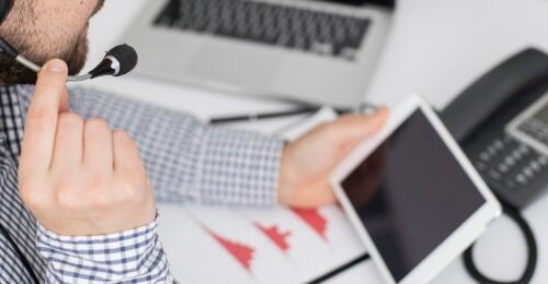 Hombre con auriculares y tablet