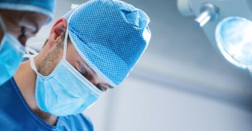 Cirujano en un ambiente quirúrgico