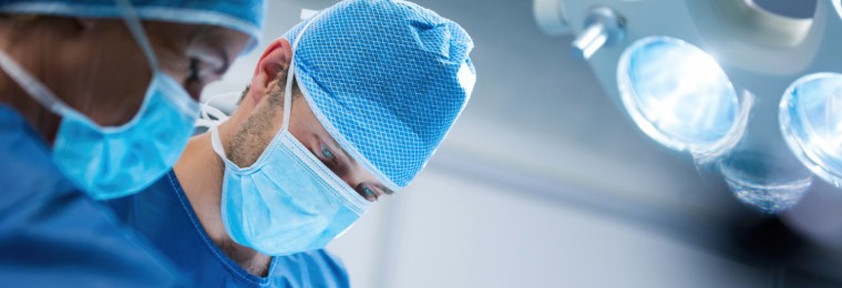 Cirujano en un ambiente quirúrgico