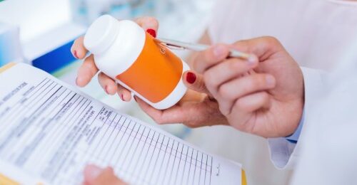Persona revisando medicamento y receta