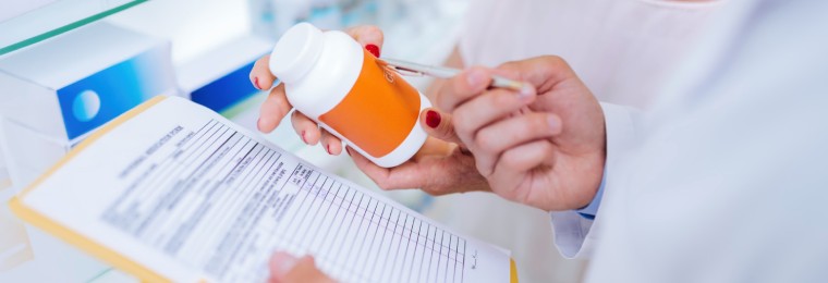 Persona revisando medicamento y receta