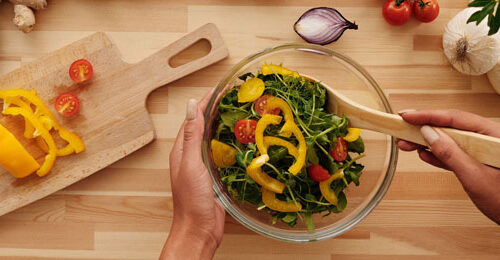 Ensalada fresca con ingredientes coloridos