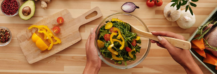 Ensalada fresca con ingredientes coloridos