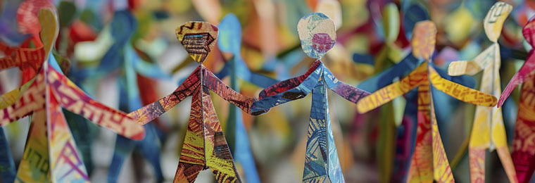 Figuras de papel unidas en círculo