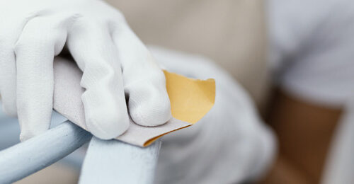 Mano limpiando una superficie con paño