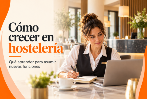 Profesional de hostelería consultando formación para asumir nuevas funciones.